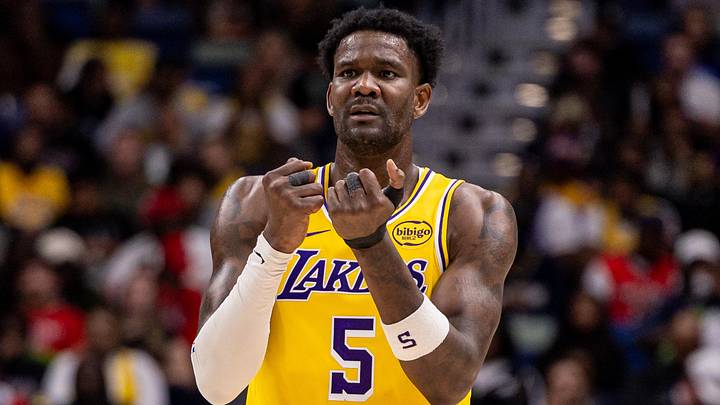 Los Angeles Lakers center Deandre Ayton