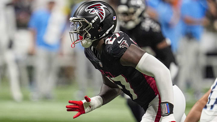 Atlanta Falcons linebacker James Pearce Jr. (27) defends against the Tennessee Titans at Mercedes-Benz Stadium.
