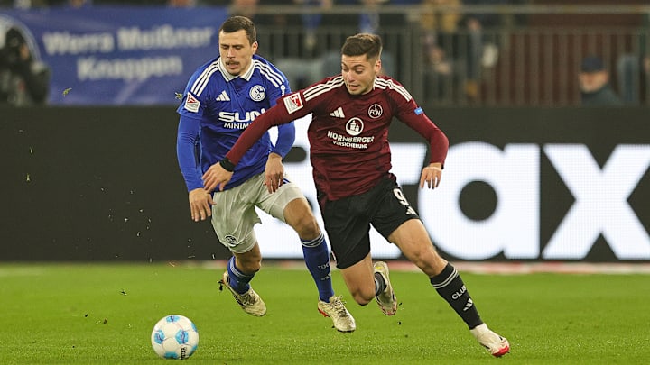 Stefanos Tzimas im Einsatz gegen Schalke Stefanos Tzimas im Einsatz gegen Schalke