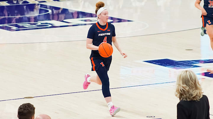 Illinois guard Gretchen Dolan (4) returned in the Illini's 75-66 win over Washington on Sunday in Seattle after she missed four games because of an injury.