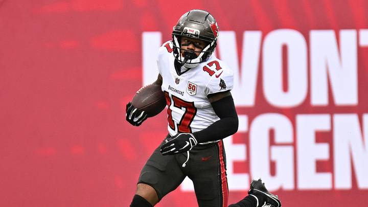 Nov 9, 2025; Tampa, Florida, USA; Tampa Bay Buccaneers wide receiver Sterling Shepard (17) runs with the ball in the first half against the New England Patriots at Raymond James Stadium. Mandatory Credit: Jonathan Dyer-Imagn Images Nov 9, 2025; Tampa, Florida, USA; Tampa Bay Buccaneers wide receiver Sterling Shepard (17) runs with the ball in the first half against the New England Patriots at Raymond James Stadium. Mandatory Credit: Jonathan Dyer-Imagn Images