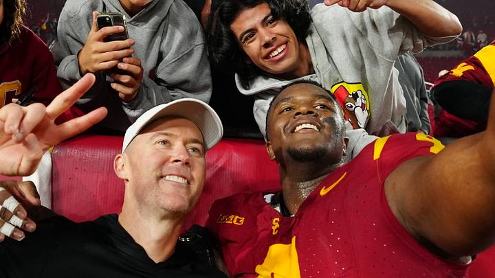 Nov 29, 2025; Los Angeles, California, USA; Southern California Trojans head coach Lincoln Riley (right) and defensive tackle Jahkeem Stewart (4) pose with fans after the game against the UCLA Bruins at United Airlines Field at Los Angeles Memorial Coliseum. Nov 29, 2025; Los Angeles, California, USA; Southern California Trojans head coach Lincoln Riley (right) and defensive tackle Jahkeem Stewart (4) pose with fans after the game against the UCLA Bruins at United Airlines Field at Los Angeles Memorial Coliseum.