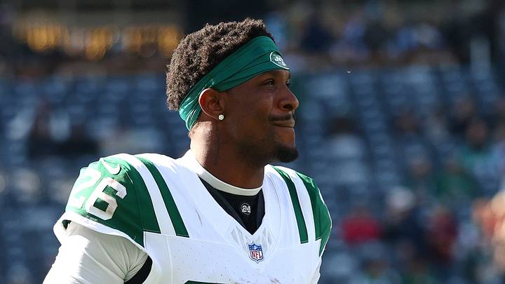 New York cornerback Nahshon Wright (26) looks on 