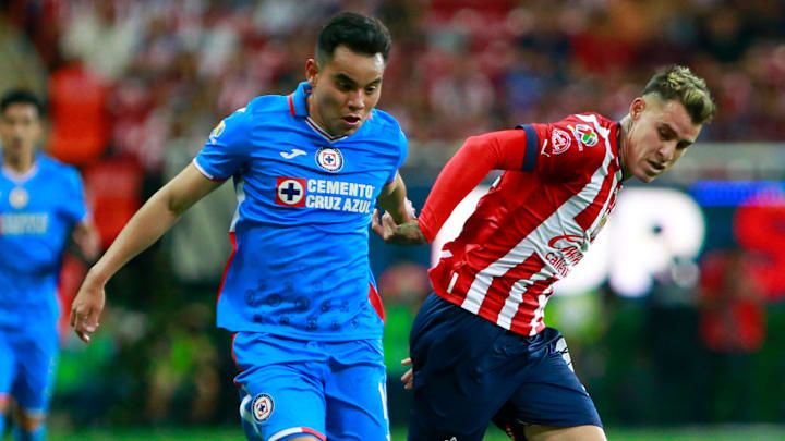 Charly Rodríguez de Cruz Azul y Cristián Calderón de Chivas durante el Clausura 2023.
