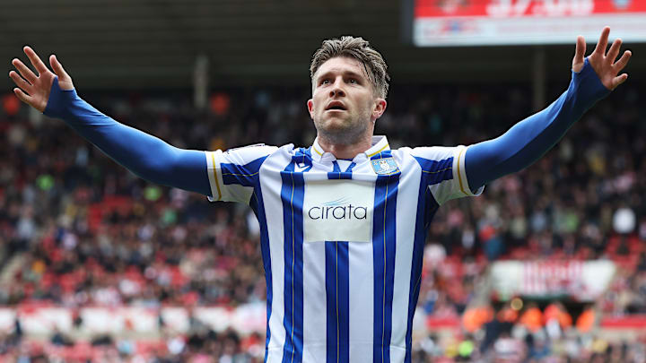 Ele atua no Sheffield Wednesday, da segunda divisão inglesa