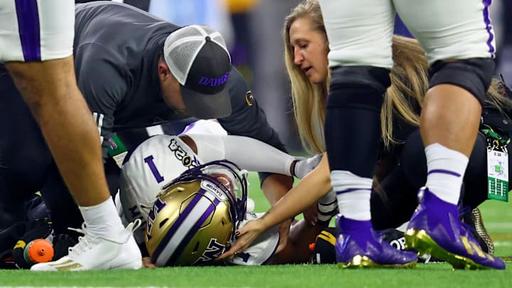 Washington Huskies cornerback Jabbar Muhammad (1) is tended to by trainers