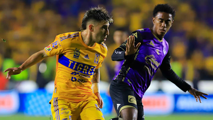 El uruguayo Fernando Gorriarán de Tigres y el panameño Yoel Bárcenas de Mazatlán en el Clausura 2023.