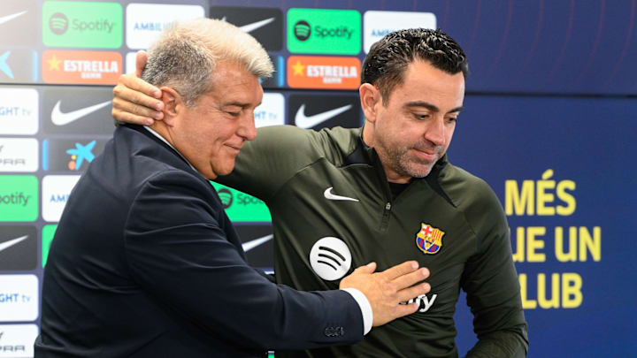 So würden sich Xavi (r.) und Laporta heute sicher nicht mehr umarmen