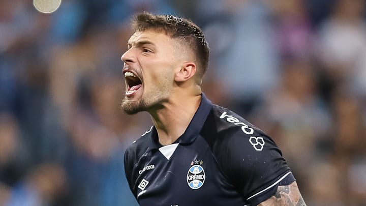 Goleiro está com 25 anos de idade Goleiro está com 25 anos de idade