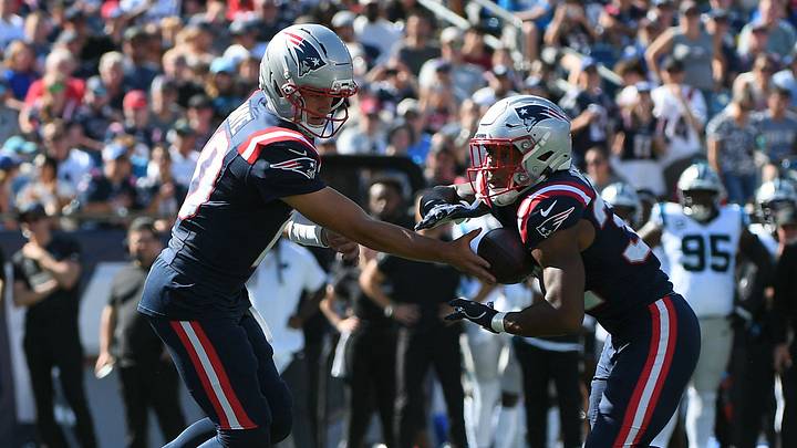 Sep 28, 2025; Foxborough, Massachusetts, USA; New England Patriots quarterback Drake Maye (10) hands the ball off to running back Treveyon Henderson (32) during the first half against the Carolina Panthers at Gillette Stadium. Mandatory Credit: Bob DeChiara-Imagn Images Sep 28, 2025; Foxborough, Massachusetts, USA; New England Patriots quarterback Drake Maye (10) hands the ball off to running back Treveyon Henderson (32) during the first half against the Carolina Panthers at Gillette Stadium. Mandatory Credit: Bob DeChiara-Imagn Images