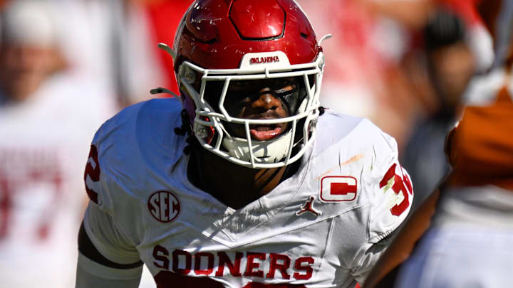 Oklahoma Sooners defensive lineman R Mason Thomas (32) during the game between the Longhorns and the Sooners