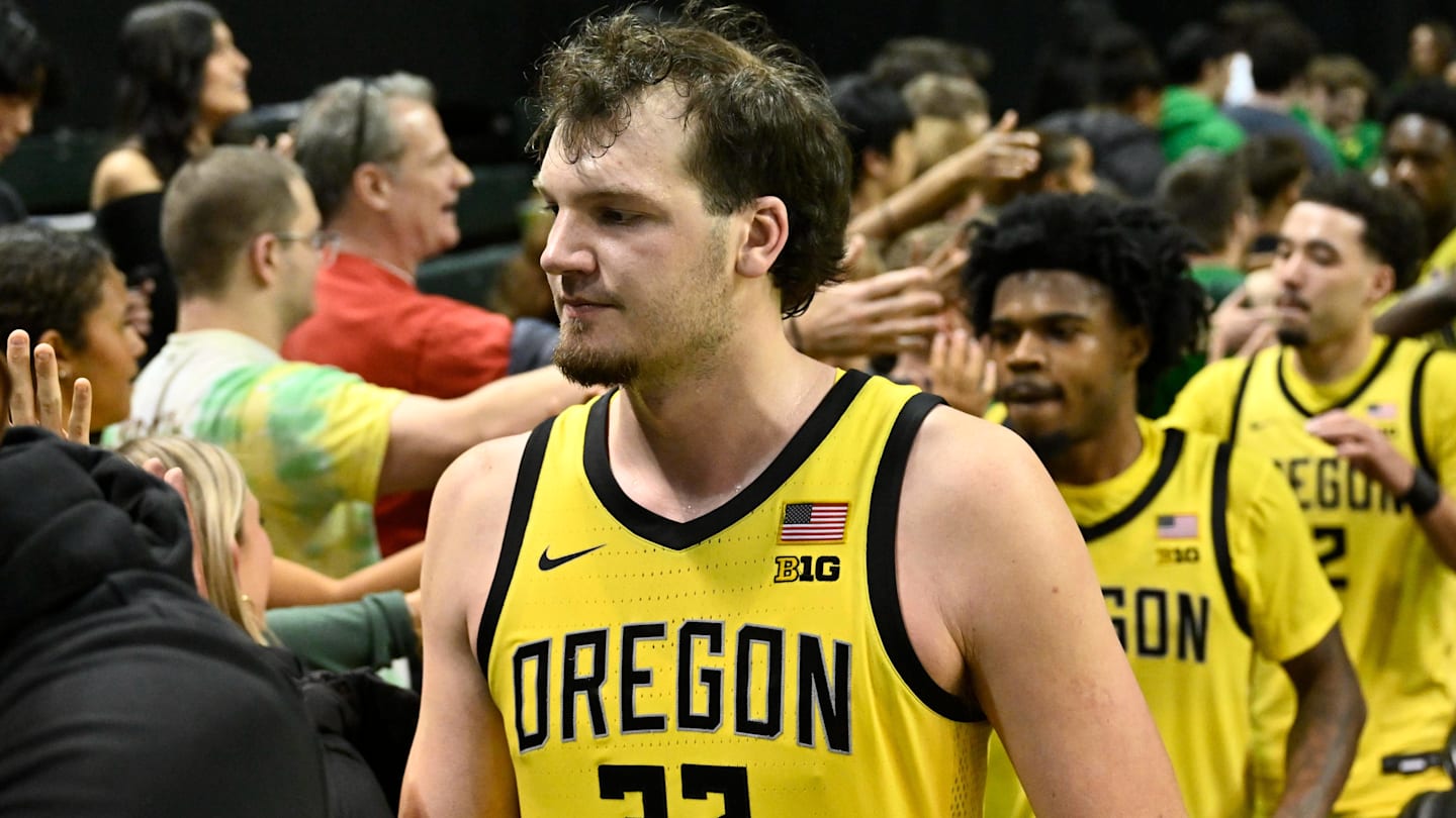 Big Ten Program Shows Nate Bittle Heartwarming Gesture After Oregon Ducks Loss