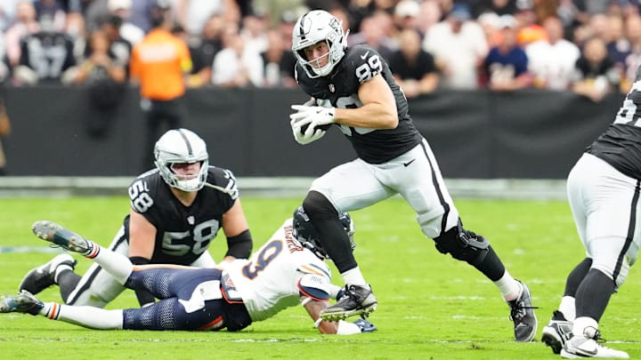 Sep 28, 2025; Paradise, Nevada, USA; Las Vegas Raiders tight end Brock Bowers (89) runs the ball during the second half against the Chicago Bears at Allegiant Stadium. Mandatory Credit: Stephen R. Sylvanie-Imagn Images Sep 28, 2025; Paradise, Nevada, USA; Las Vegas Raiders tight end Brock Bowers (89) runs the ball during the second half against the Chicago Bears at Allegiant Stadium. Mandatory Credit: Stephen R. Sylvanie-Imagn Images