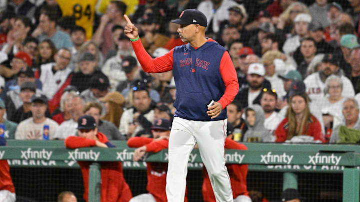 Alex Cora dejó de ser el manager de los Boston Red Sox la noche del sábado