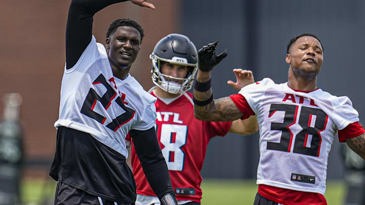 Atlanta Falcons backup quarterback Kirk Cousins warms up with James Pearce Jr. (27) and Lamar Jackson (38). Atlanta Falcons backup quarterback Kirk Cousins warms up with James Pearce Jr. (27) and Lamar Jackson (38).