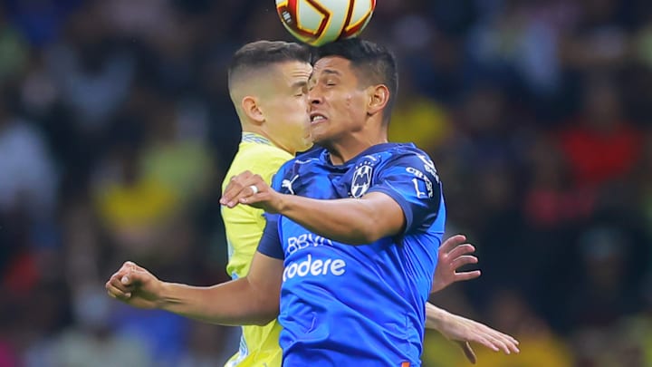 El español Álvaro Fidalgo del América y Luis Romo de Rayados durante el Clausura 2023.