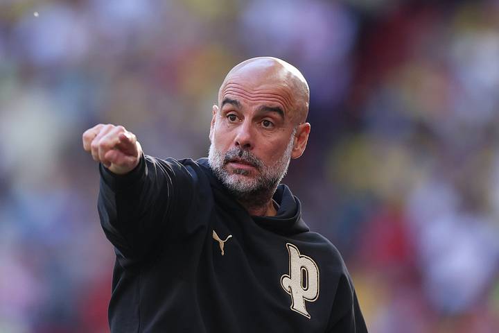 Pep Guardiola gesturing on the touchline. เป๊ป กวาร์ดิโอลา ส่งสัญญาณบนเส้นข้างสนาม