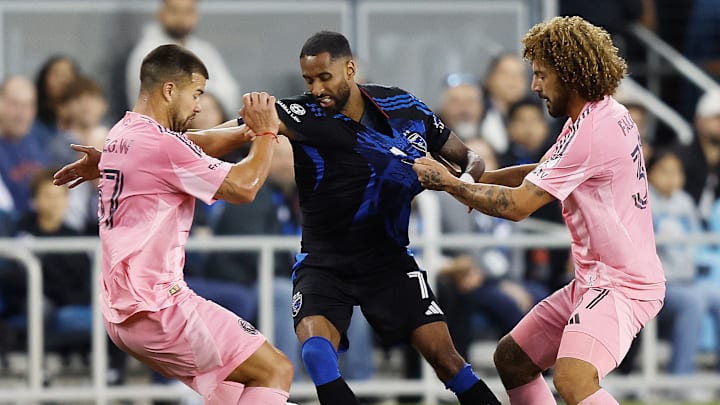 El noruego Amahl Pellegrino es marcado por Marcelo Weigandt y el uruguayo Maximiliano Falcón