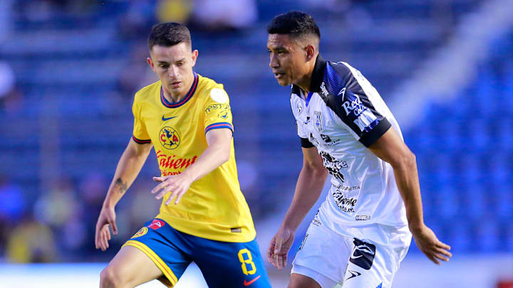 El español Álvaro Fidalgo del América y Óscar Manzanares del Querétaro durante el Apertura 2024
