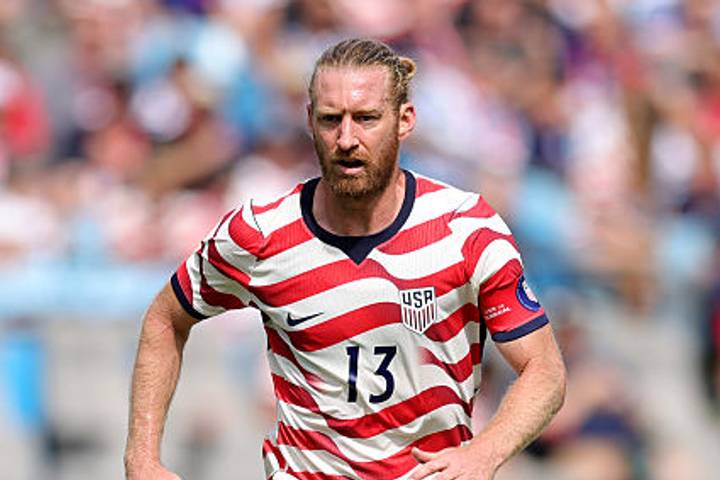 Tim Ream dribbling with the ball 蒂姆·里姆带球推进