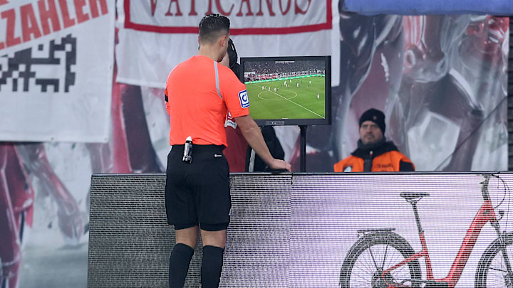 Der Schiedsrichter am VAR-Bildschirm