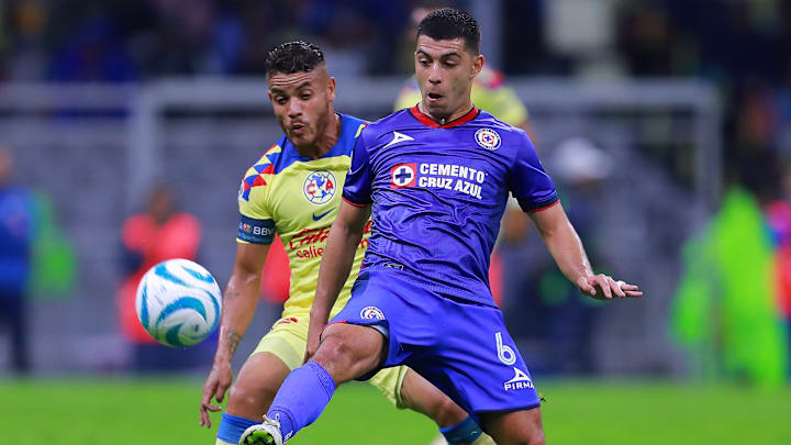 Jonathan Dos Santos del América y Erik Lira de Cruz Azul durante el Torneo Apertura 2023, de la Liga MX.