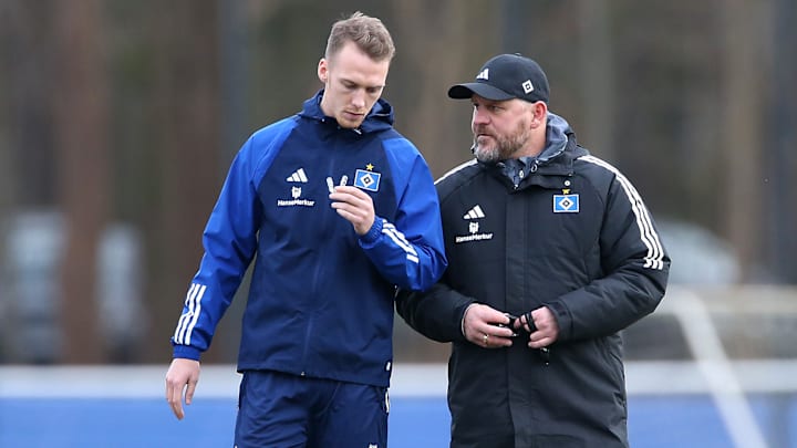 Steffen Baumgart im Gespräch mit seinem Kapitän Sebastian Schonlau