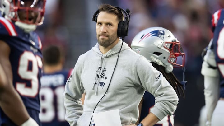 Dec 15, 2024; Glendale, Arizona, USA; New England Patriots special teams coordinator Jeremy Springer against the Arizona Cardinals at State Farm Stadium. Mandatory Credit: Mark J. Rebilas-Imagn Images Dec 15, 2024; Glendale, Arizona, USA; New England Patriots special teams coordinator Jeremy Springer against the Arizona Cardinals at State Farm Stadium. Mandatory Credit: Mark J. Rebilas-Imagn Images