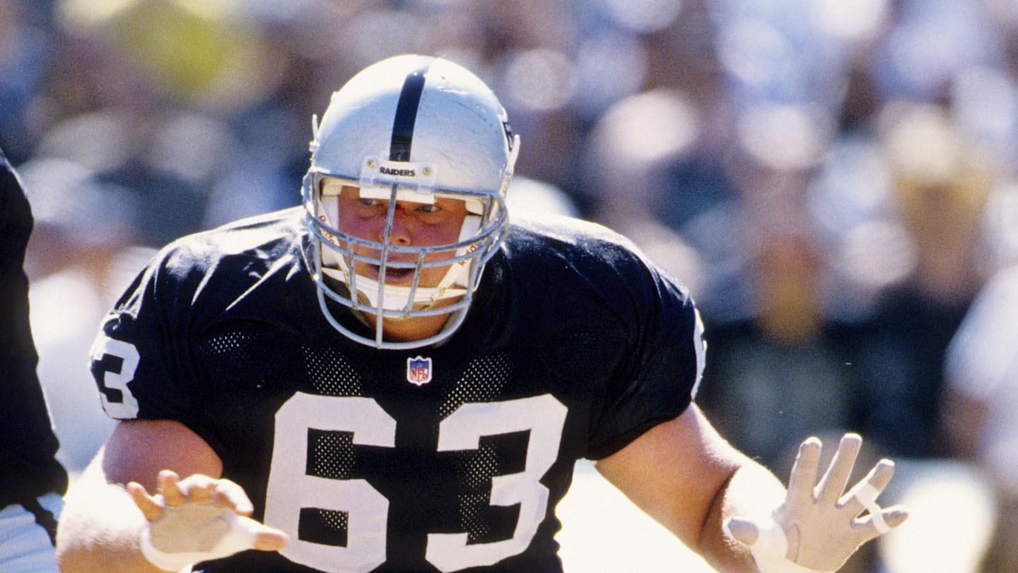 Raiders Teammates Pay Tribute to Legendary Center Barret Roberts