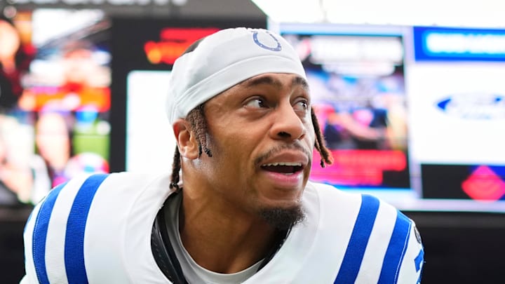 Jonathan Taylor of the Indianapolis Colts warms up