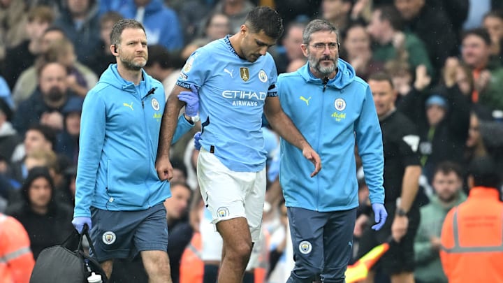 Rodri sale del partido Manchester City vs. Arsenal con ayuda médica 