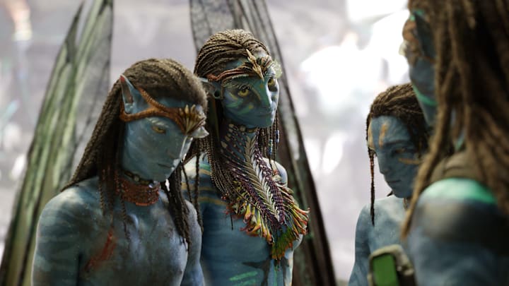 (L-R): Neteyam (Jamie Flatters), Neytiri (Zoe Saldana), Lo’ak (Britain Dalton), and Jake Sully (Sam Worthington) in 20th Century Studios' AVATAR: THE WAY OF WATER. Photo courtesy of 20th Century Studios. © 2022 20th Century Studios. All Rights Reserved.