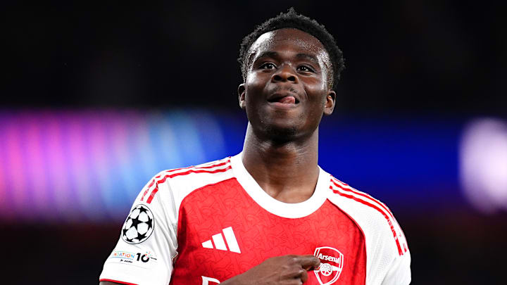 Bukayo Saka place un adversaire au-dessus du lot.