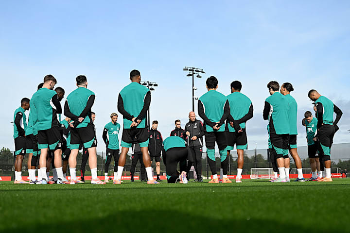 อาร์เน่ สล็อต ให้คำแนะนำทางยุทธวิธีระหว่างการฝึกซ้อมของลิเวอร์พูล