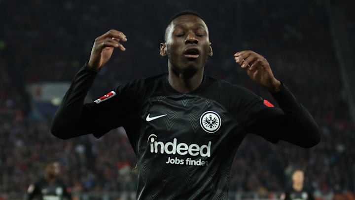 Randal Kolo Muani fällt gegen Augsburg kurzfristig aus.