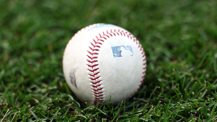 Una pelota de béisbol pesa alrededor de 150 gramos 