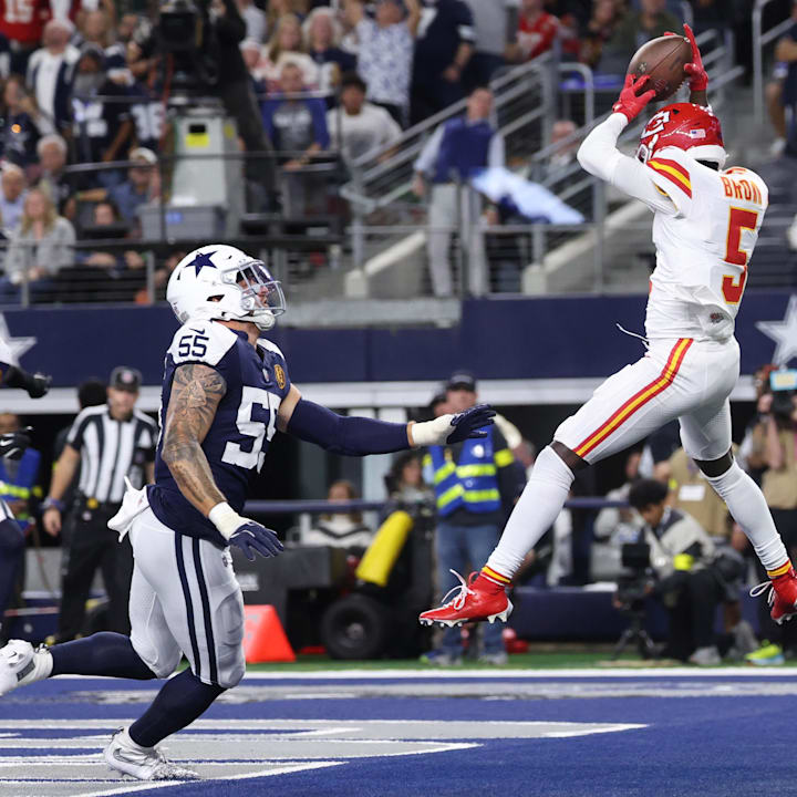 Cầu thủ chạy cánh Hollywood Brown của Kansas City Chiefs bắt được đường chuyền ghi điểm touchdown trước hậu vệ Logan Wilson của Dallas Cowboys.