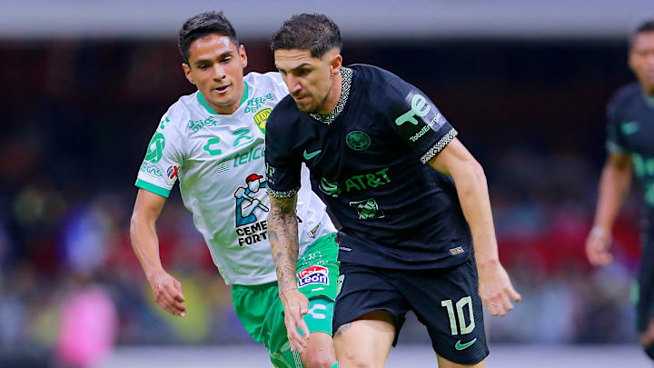 Jorge Díaz (León) busca robar el esférico al chileno Diego Valdez (América) durante el Clausura 2022.