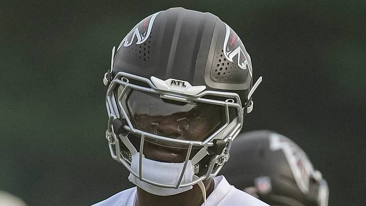 Atlanta Falcons linebacker James Pearce Jr. 