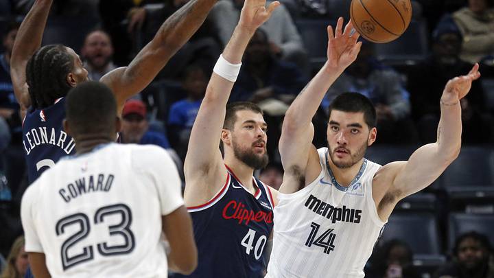 Dec 5, 2025; Memphis, Tennessee, USA; Memphis Grizzlies center Zach Edey (14) passes the ball to forward Cedric Coward (23) as Los Angeles Clippers center Ivica Zubac (40) defends during the third quarter at FedExForum. Mandatory Credit: Petre Thomas-Imagn Images Dec 5, 2025; Memphis, Tennessee, USA; Memphis Grizzlies center Zach Edey (14) passes the ball to forward Cedric Coward (23) as Los Angeles Clippers center Ivica Zubac (40) defends during the third quarter at FedExForum. Mandatory Credit: Petre Thomas-Imagn Images