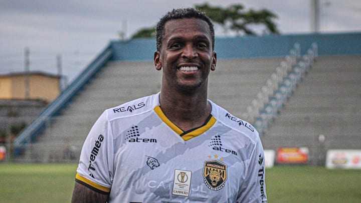 Com passagem por clubes como Manchester City, Corinthians e Internacional, o atacante Jô assinou com clube mineiro