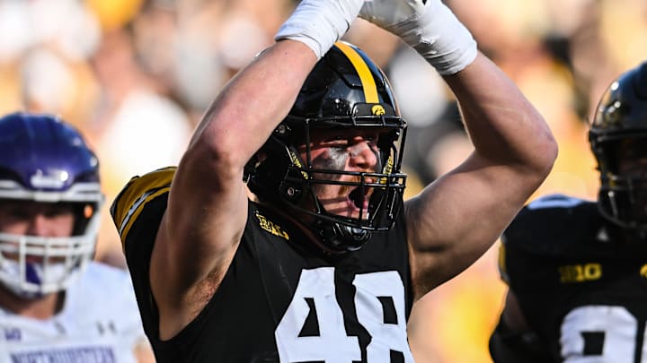 Iowa Hawkeyes defensive lineman Max Llewellyn