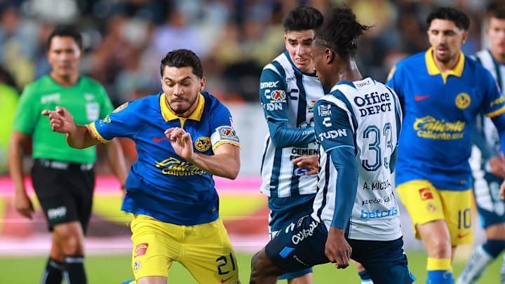 Henry Martín del América y el ecuatoriano Andrés Micolta de Pachuca en el Apertura 2024