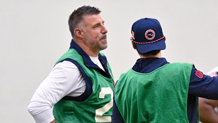 Jun 10, 2025; Foxborough, MA, USA; New England Patriots head coach Mike Vrabel (l) looks over a play with an assistant during minicamp held in the WIN Field House at Gillette Stadium. Mandatory Credit: Eric Canha-Imagn Images