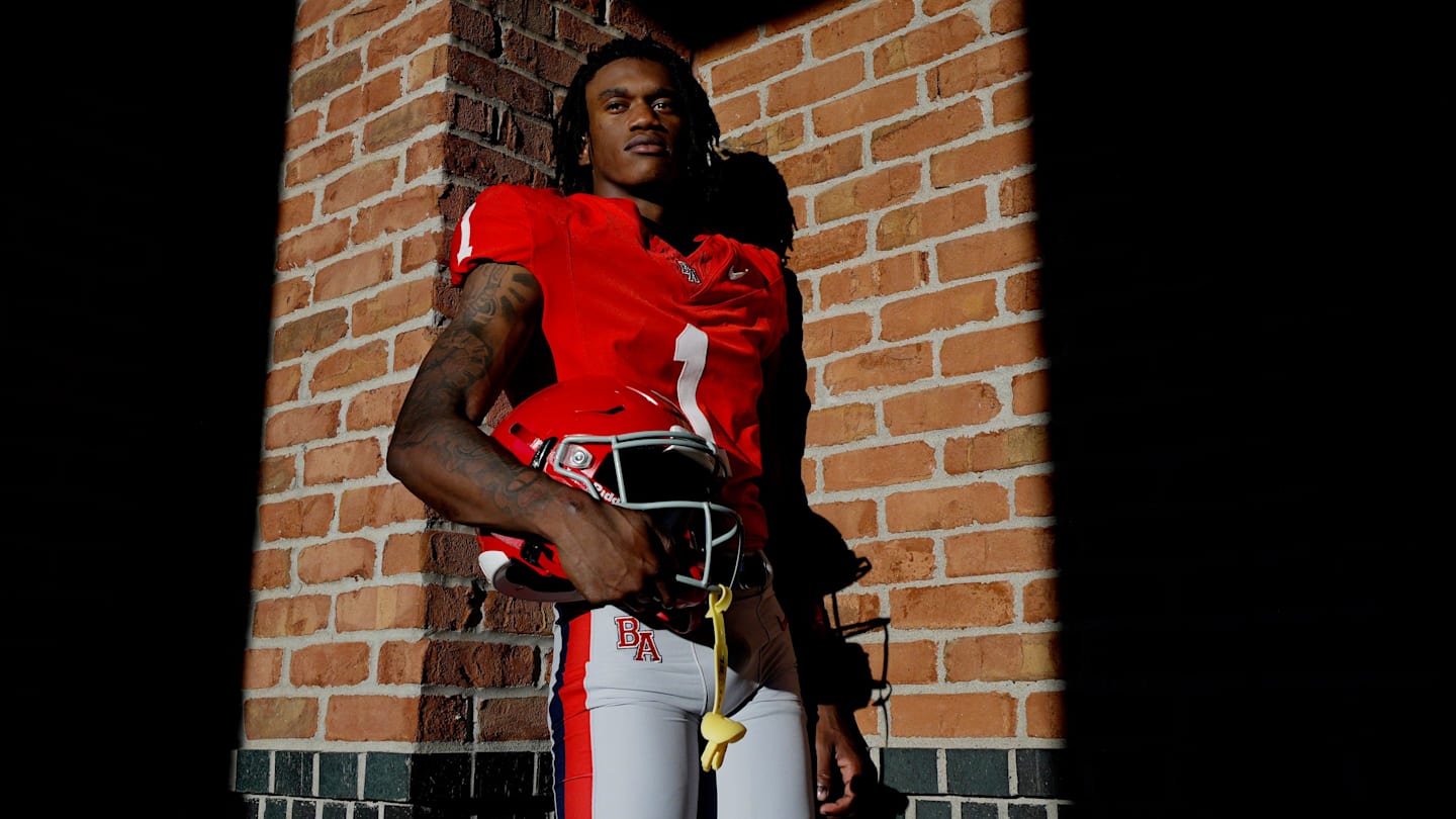 Nation's No. 8 College Football WR Recruit Sets Three Critical Visits