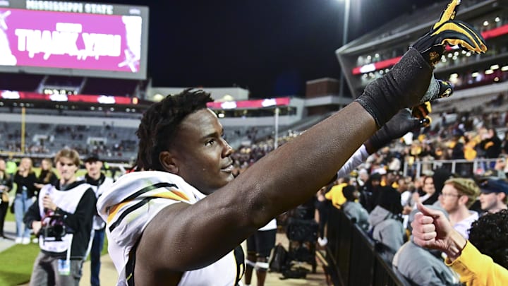 Missouri Tigers defensive end Zion Young 