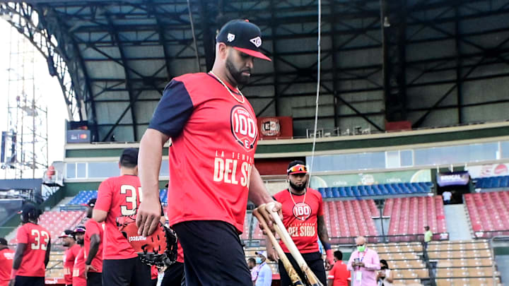 Albert Pujols llegó a República Dominicana y de una vez se puso el uniforme de los Leones 