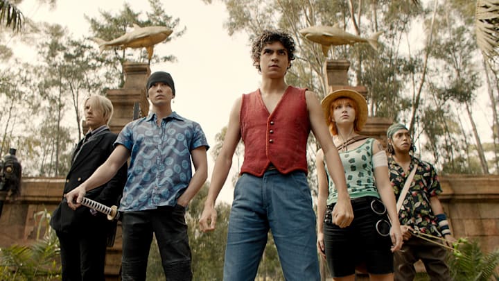 One Piece. (L to R) Taz Skylar as Sanji, Mackenyu Arata as Roronoa Zoro, Iñaki Godoy as Monkey D. Luffy, Emily Rudd as Nami, Jacob Romero Gibson as Usopp in season 1 of One Piece. Cr. Courtesy of Netflix © 2023