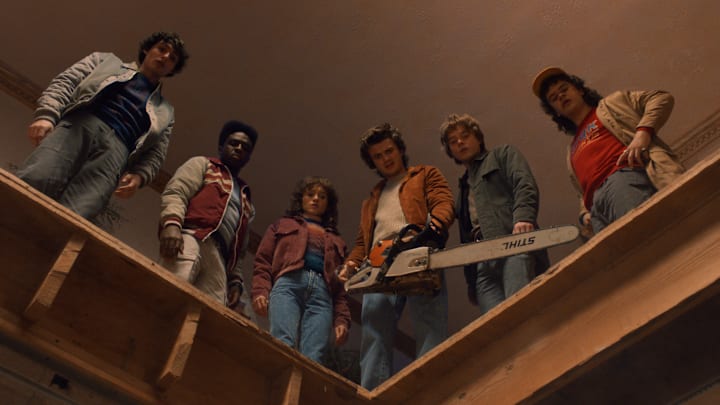 STRANGER THINGS. (L to R) Finn Wolfhard as Mike Wheeler, Caleb McLaughlin as Lucas Sinclair, Natalia Dyer as Nancy Wheeler, Joe Keery as Steve Harrington, Charlie Heaton as Jonathan Byers, and Gaten Matarazzo as Dustin Henderson in STRANGER THINGS