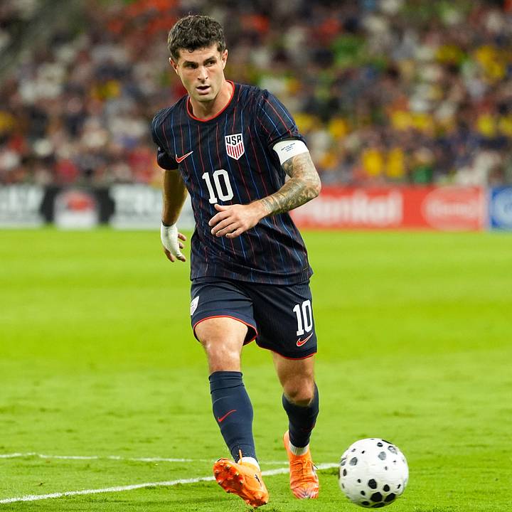  United States forward Christian Pulisic (10) 